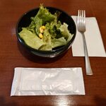 ラ フィエスタ ジャズダイニング - セットのサラダとおしぼり、カトラリー