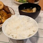 洋食Mogu - ご飯、味噌汁（チーズチキン）