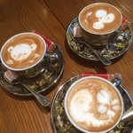 BUZZ 梅田 - 肉食べて
            食後のカフェは 
            latte art