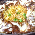 クーペリー - ハンバーグを寄せると顔を覗かせる、丁寧に炒められた黄金色のライス