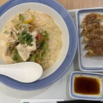 リンガーハット - 料理写真:豚しゃぶ冷やしちゃんぽん¥980円、餃子5個¥310円
