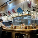 串揚げ角打ち しらすくじら - 入口のお店のカウンター