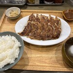 餃子と唐揚げ 犀のツノ - 