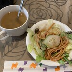 洋食屋 ぷてぃ あう゛ぃにょん - 料理写真:オムライスランチのスープとサラダ