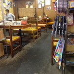 丸星ラーメン - 左の方のテーブル席。