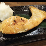 ひな鳥かぶと揚げ とりこ屋 - 鮭の塩焼き