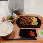 牛角焼肉食堂 イオン金沢八景SC店 - 料理写真:注文した品と配膳時の定食
