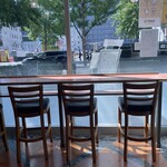 ドトールコーヒーショップ - カウンターからは朝の光が差し込んで