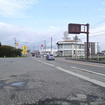 丸星ラーメン - 広い駐車場。