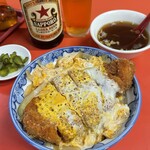 銀龍 - かつ丼には中華スープとお新香が付く