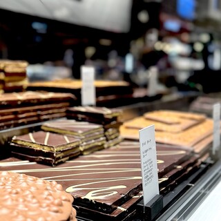口コミ一覧 : LÄDERACH GINZA SIX店 - 銀座/チョコレート [食べログ]