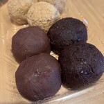今西軒 - （左）こしあん　（右）粒あん