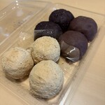 今西軒 - きなこ （奥右）こしあん　（奥左）粒あん