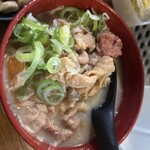 もつ焼きばん - ほぼシロベースに、わずかにかしらと人参。ネギのせ