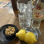もつ焼きばん - サービスのピーナツとレモンサワー