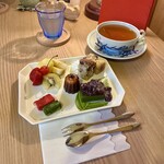 cafe 七十二候 - 料理写真:気まぐれ プチ おやつプレート(\800)　中井侍紅茶(\700)