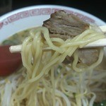 一龍軒 - 麺は中太細麺の柔らかめ