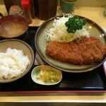 ロースかつ定食1,900円（2015年4月）