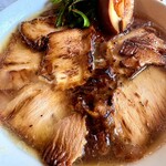 焼豚ラーメン 三條 - 焼豚ラーメン@950円  いわゆるチャーシュー麺。メニューはこれ1本というだけあって流石に焼豚は美味い。トロトロで味も染み染み。スープはすっきり醤油味。ニラの辛味噌和えと半煮卵が乗る。中毒性は薄いかな