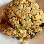 焼豚ラーメン 三條 - 半チャーハン@450円  しっとりを超えベチャッとした炒飯。自慢の焼豚ほぐしがたくさん入っているのは良いけれど全体がその良さを打ち消して余りある。久しぶりに好みから度外れたチャーハンを頂いた