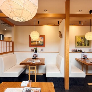 落ち着いた店内でゆっくり過ごせます。