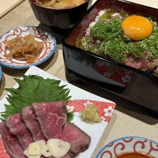 厳選した素材の魚や肉のこだわりの定食