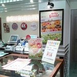 Krispy Kreme Doughnuts - 店内の一部です。