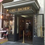 Café Sacher - では店内へ。