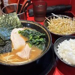 王道家味の継承店 カズ家 - 料理写真:ネギラーメン（白）