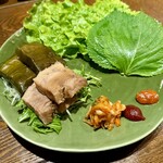 韓国旬菜ハル - ポッサム 煮込み豚バラ肉の野菜包み