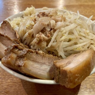 ラーメン二郎 - 料理写真:「小ラーメン」（1,100円）と「豚マシ」（350円）。コール「ニンニク少なめ、アブラ、カラメ」
