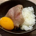 焼肉 あぶる。 - 飲めるレア焼きしゃぶ 1,650円
ご飯、卵黄つき