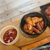Robatayaki Sanroku - 左から、砂ずり（コリコリとした食感が心地よく噛むほどに鶏の旨みが広がる味わい。）、山ろくタレ焼き（しっとり柔らかく弾力のある食感。）、レバー焼き（レアな口当たりで臭みはほとんどなく、濃厚でクリ一ミ一）