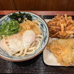 丸亀製麺 - 料理写真:...「とろ玉・大(830円)」+「アジ天(170円)」+「野菜かき揚げ(200円)」、計1200円。トッピング商法?駅ソバを敬遠する女性もズルズル食べる丸亀。なぜ(?_?)