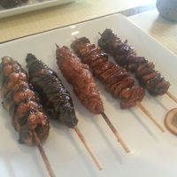 天然うなぎ しま村 - 串焼き盛り合わせ(左から　かぶと、ひれ、つくね、レバー、肝)