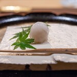 鎌倉 北じま - 2026.6 五月雨（クロモジで香り付けした餡子、求肥、ゼリー）