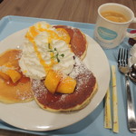 Hawaiian Pancake Factory - パンケーキはいろいろ種類があって迷ったけど、
マンゴー＆ココナッツにしたよ。すごいボリュームだね～♪
珈琲は、コナブレンドコーヒーに。