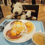 Hawaiian Pancake Factory - パンケーキは塩味がすこしきいていて、マンゴーシロップ、
生クリームとよく合うね。ココナッツもいい感じ。
コナコーヒーと一緒に美味しく頂きました。