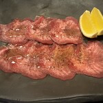 大衆炭火酒場 くろいわ - 薄切りタンカルビ