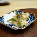 井雪 - 白魚・海老芋・たらの芽・こしあぶらの天ぷらに鮑の揚げ物