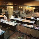 DEMEL - 調理場を通って座席に案内されました。