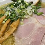 麺屋 すずらん - 鶏出汁しおのアップ