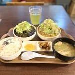 もつやま食堂 - 料理写真:・ダブルもつ煮込定食(カレー、味噌) 1,520円/税込
・定食のごはん少なめ -20円/税込
・ネギ増し増し 240円/税込