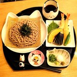 Neko◯cafe - 天ざる（夏季限定）こめ油でカラッとあがった天ぷらを、細めの麺が食べやすくて美味しい。