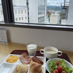 ホテルマイステイズ - 料理写真:最終日は、窓際の席に座りました
パン(クロワッサン、プチパン)
スクランブルエッグ
ボイルソーセージ
ベーコン
サラダ(レタス、ミニトマト)
クラムチャウダー
牛乳