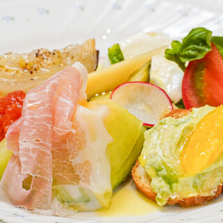 素材の個性を活かした前菜の盛り合わせ。玉ねぎの甘みを存分に