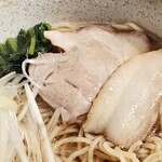 貝出汁らぁ麺 みぎわ - チャーシュー２種。