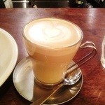 パーラー江古田 - バリスタさんのラテ