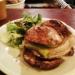 パーラー江古田 - 新たまねぎとスナップエンドウのサンド（くるみパン）