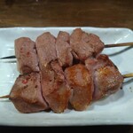 やきとん たかちゃん - 上ハツ(上) 210円 上タン(下) 210円